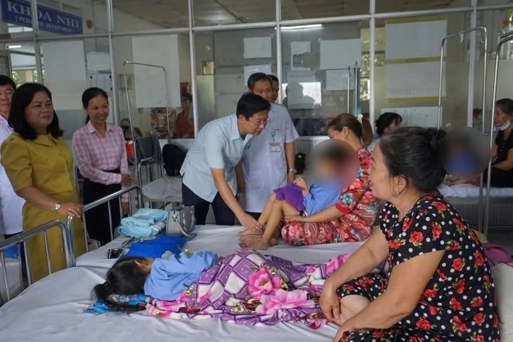 Ông Huỳnh Minh Tuấn - Phó chủ tịch UBND tỉnh Đồng Tháp đến thăm hỏi động viên gia đình và các em học sinh đang điều trị tại Bệnh viện đa khoa Sa Đéc. (Ảnh: Đ.T).