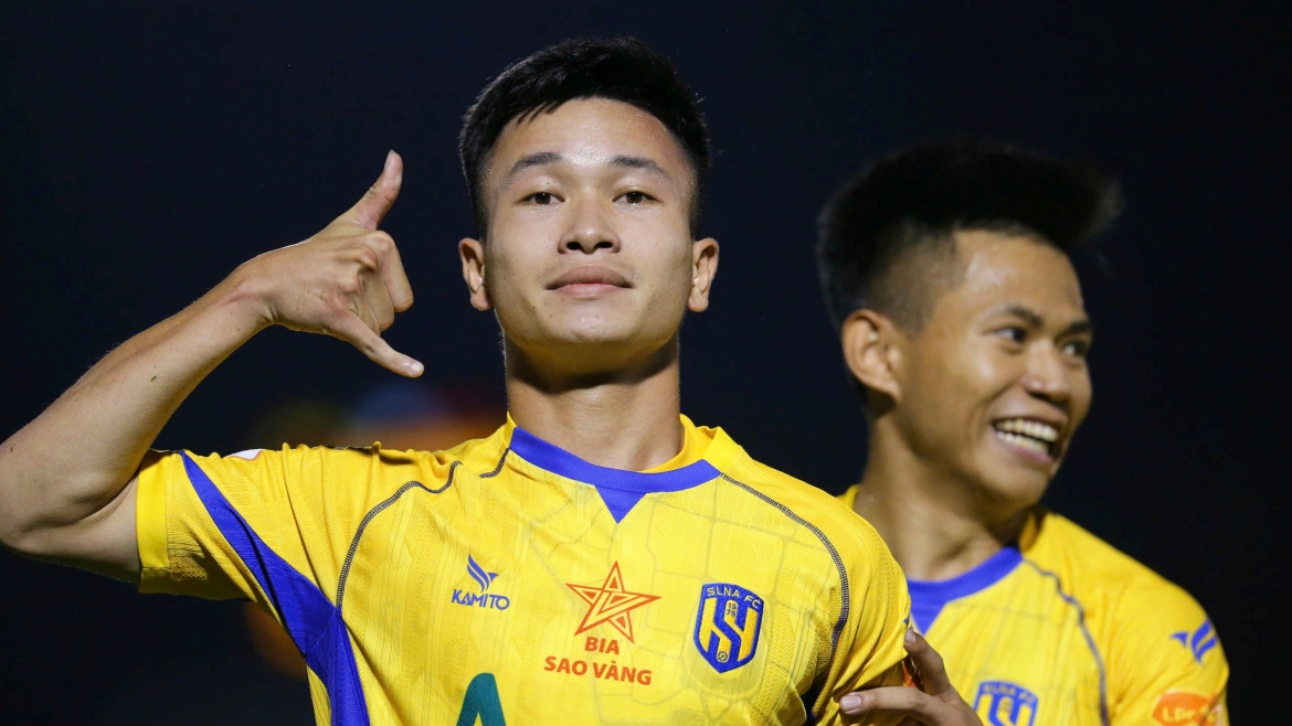 Ngô Văn Lương ghi bàn thắng duy nhất giúp SLNA đánh bại CLB TP.HCM ở vòng 24 V-League. (Ảnh: VPF)