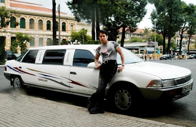 Năm 1995, Ngọc Sơn gây bất ngờ khi tậu mẫu xe vương giả Cadillac đời 1992, dài 6m