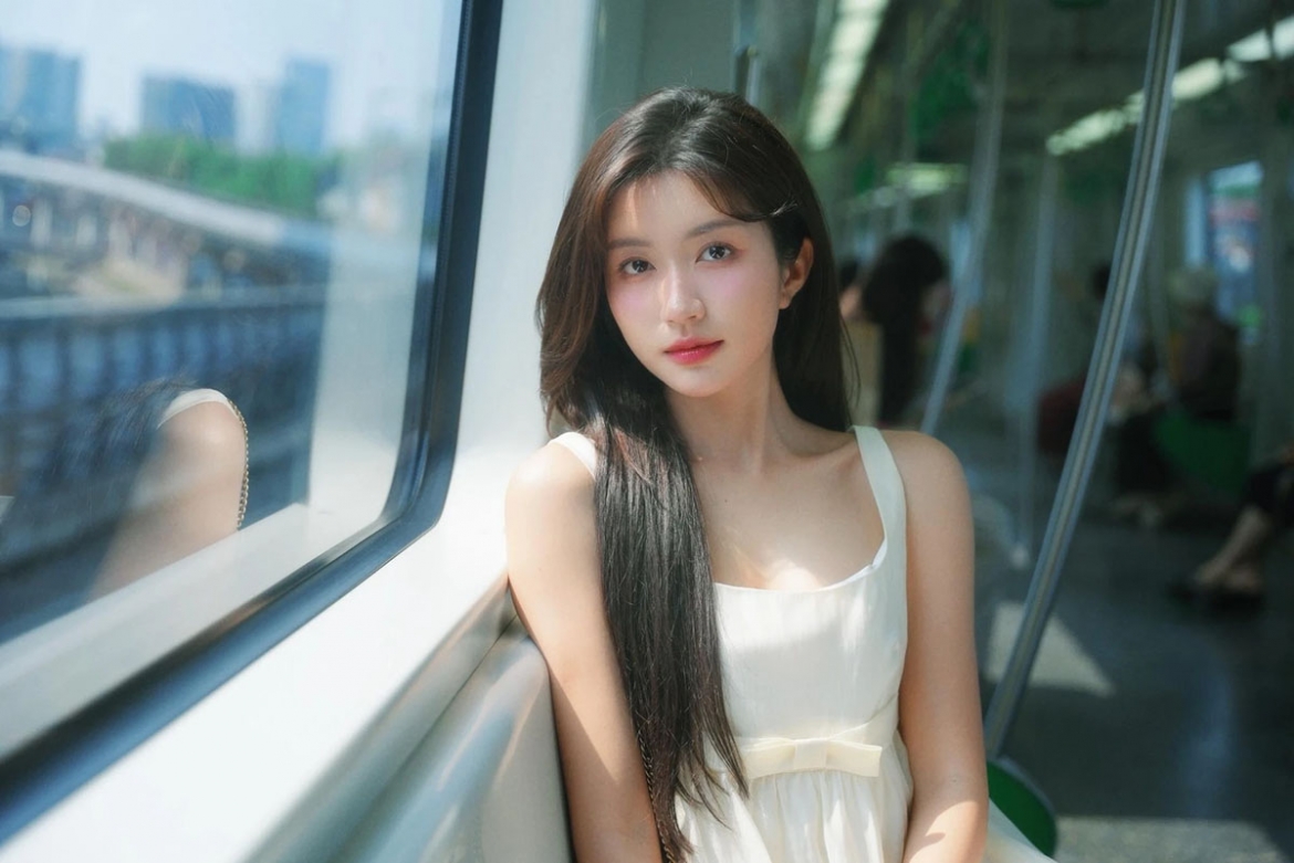 Ngọc Huyền trở lại với vai diễn có màu sắc khá khác biệt so với những dự án trước đây. Cô sắp góp mặt trong phim "Dưới ô cửa sáng đèn".