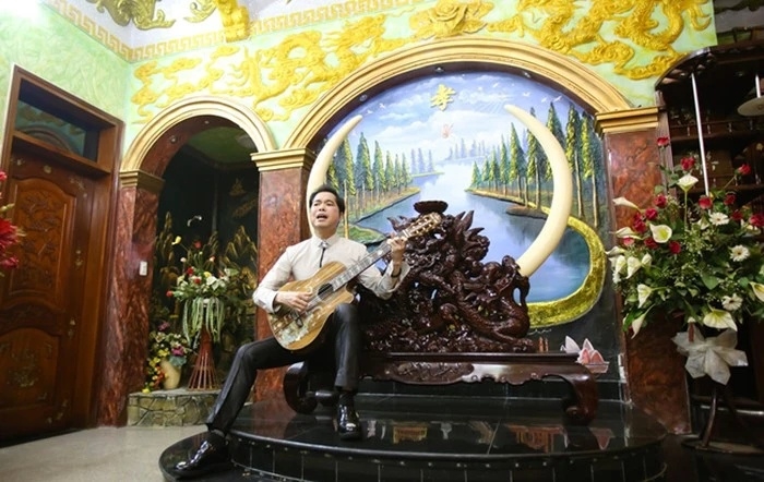 Ngọc Sơn sống trong biệt thự dát vàng.