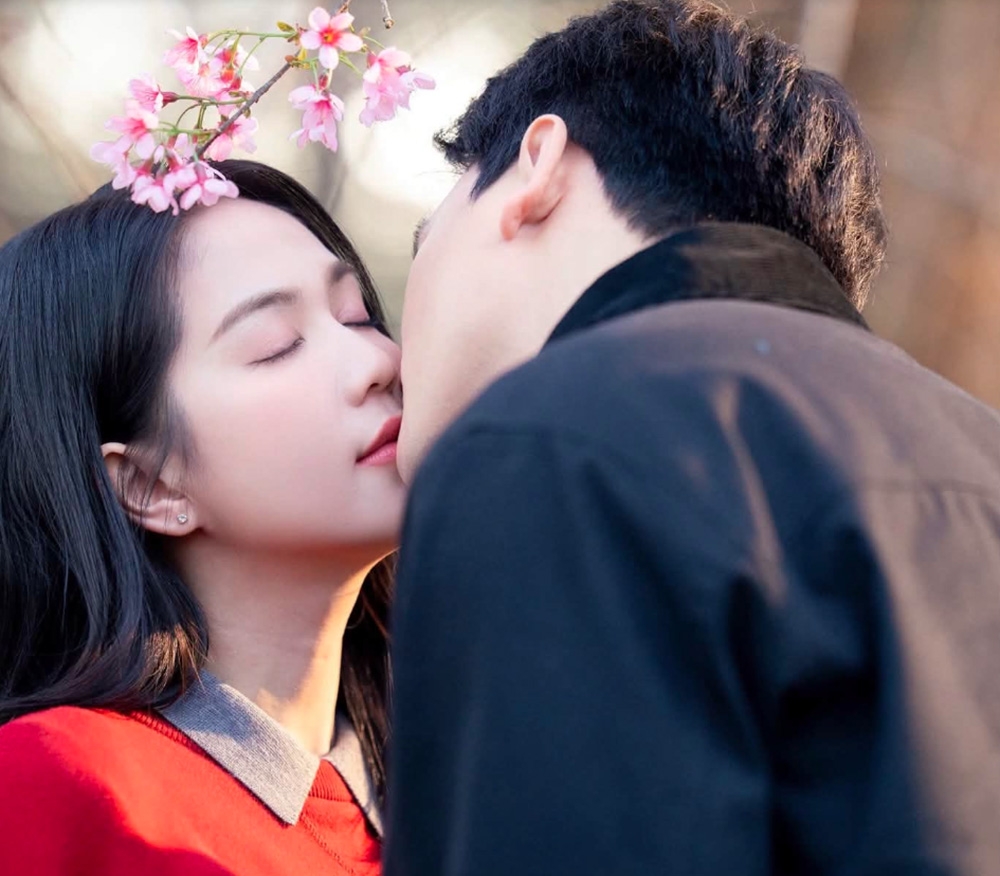 "Nữ hoàng nội y" Ngọc Trinh trở lại màn ảnh trong phim kinh dị "Thẩm mỹ viện âm phủ" đóng cùng Xuân Lan, khốn khổ vì quay cảnh hôn dưới mưa đầy lãng mạn trong thời tiết se lạnh của Đà Lạt.