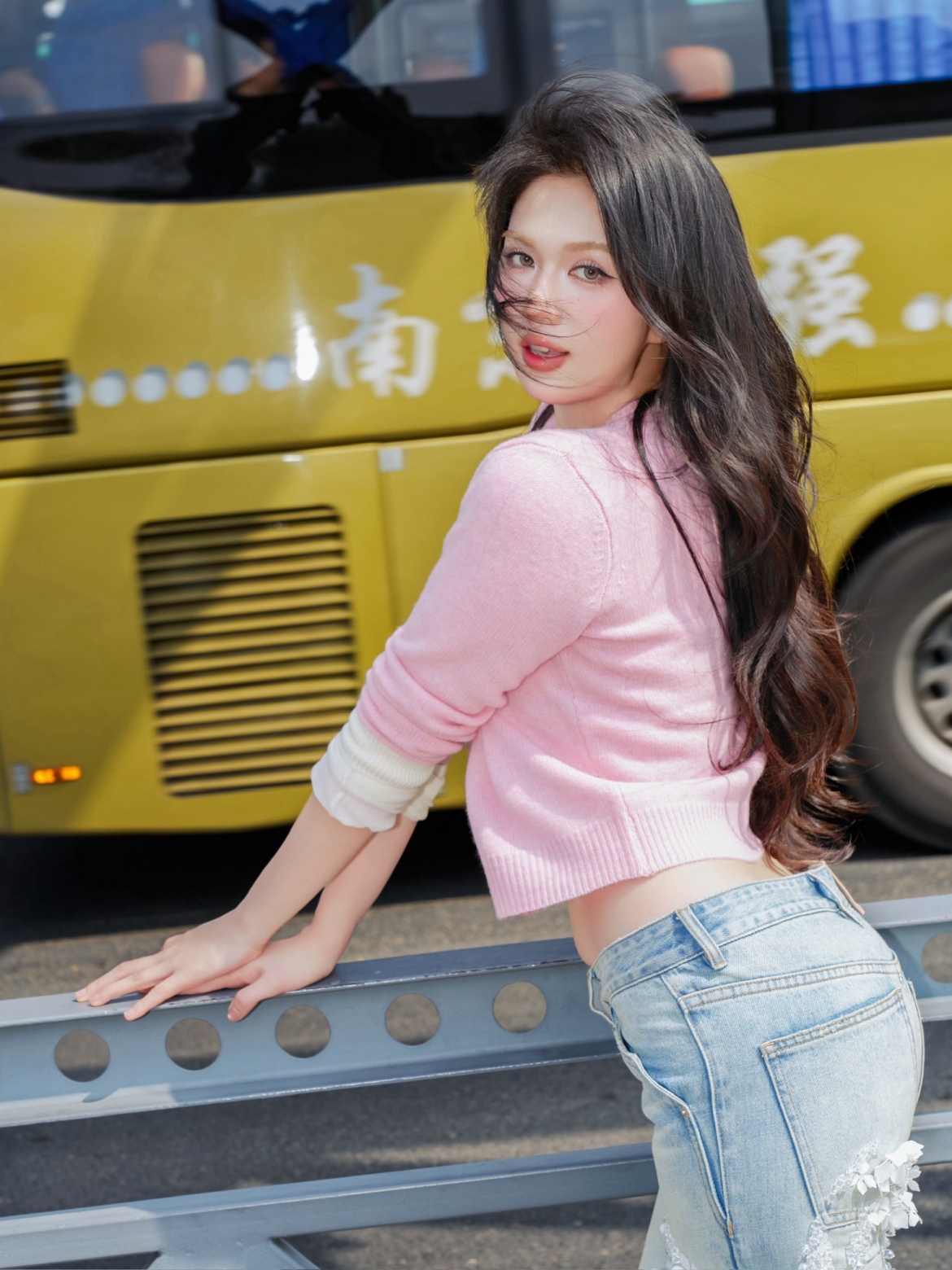 Ngọc Trinh tiếp tục “đốt mắt” dân mạng với loạt ảnh khoe vóc dáng gợi cảm quen thuộc. Dù chỉ đăng ảnh đơn giản nhưng thần thái và visual của cô nàng vẫn đủ khiến phần bình luận bùng nổ.
