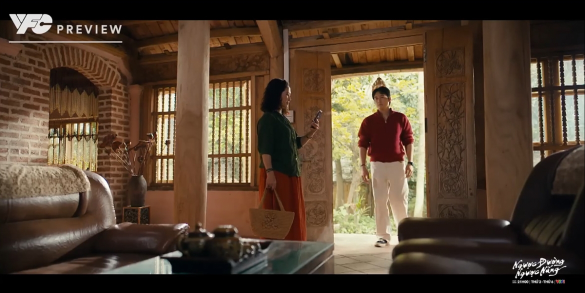 Trung về nhà và chứng kiến bà Diện đang nói chuyện điện thoại với Hồng.