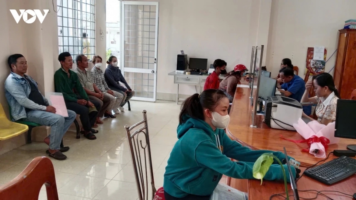 Người dân xã Trà Côn đến làm thủ tục hành chính sau khi chính quyền 2 cấp đi vào hoạt động.