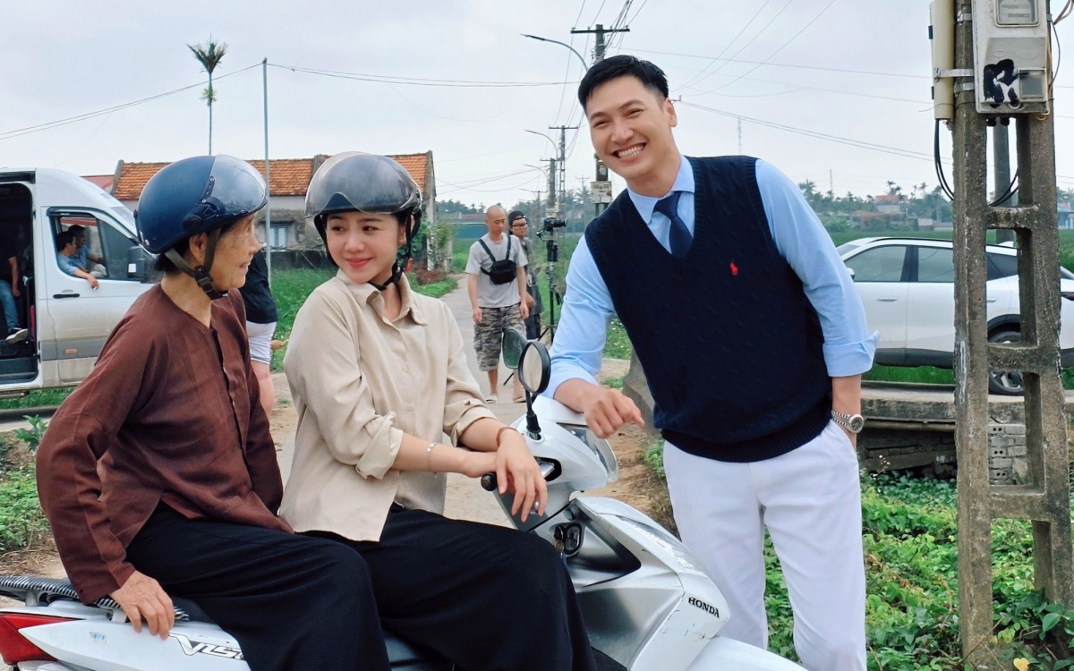 Mạnh Trường khoe visual nam tính trên phim trường, giữ vững phong độ “soái ca” màn ảnh nhỏ.