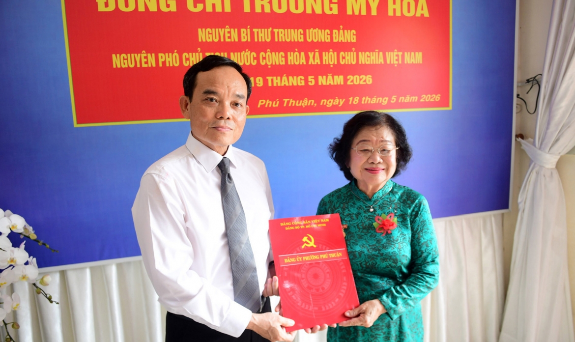 Bí thư Thành ủy TP.HCM Trần Lưu Quang trao Huy hiệu 65 năm tuổi Đảng cho nguyên Phó Chủ tịch nước Trương Mỹ Hoa. (Ảnh: Quang Định)