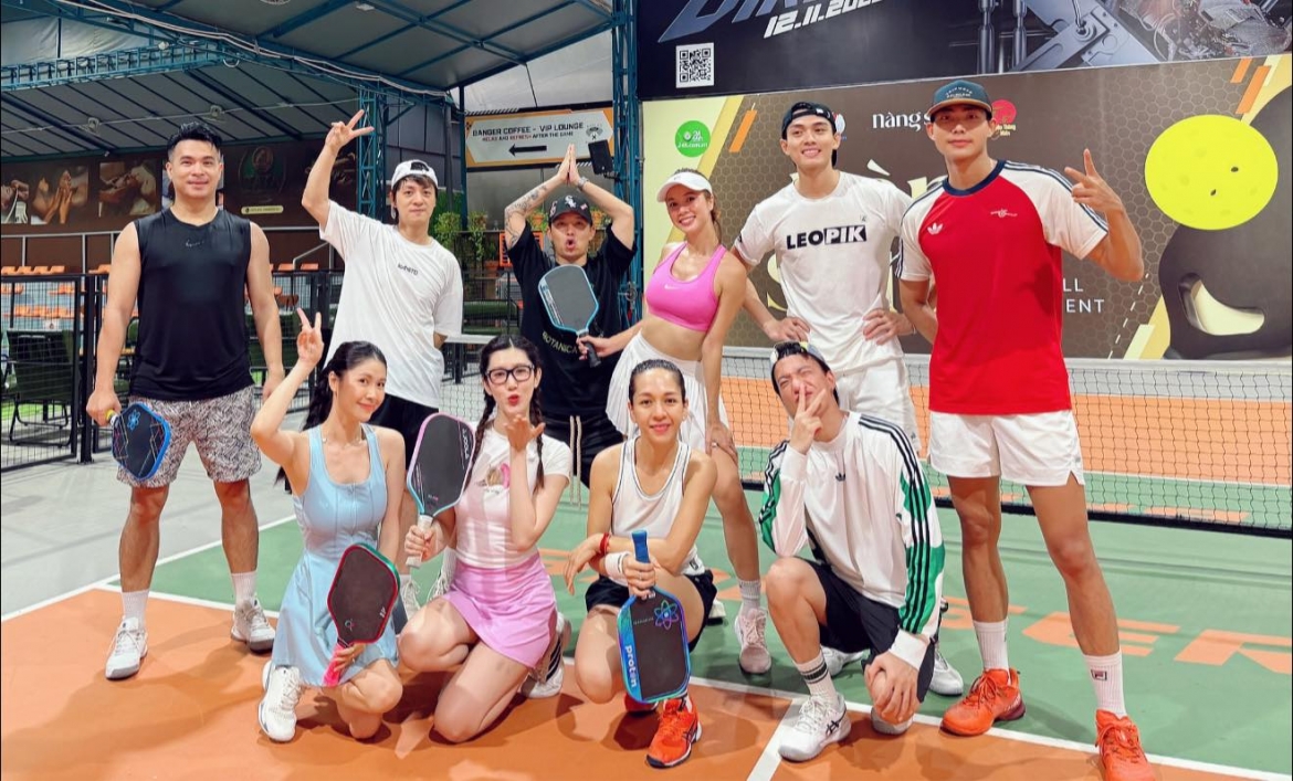 Gia đình nam ca sĩ Đăng Khôi lại chọn cùng hội bạn toàn sao tụ họp chơi pickleball trong dịp nghỉ lễ.
