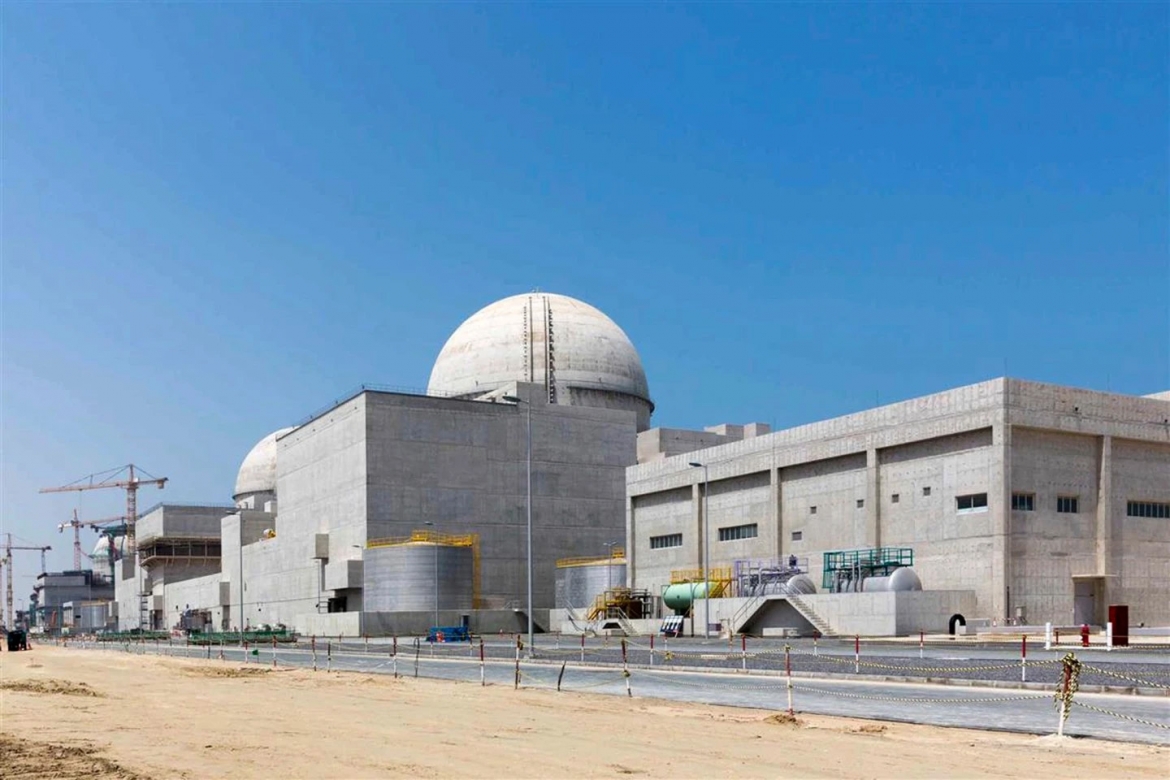 Nhà máy điện hạt nhân Barakah trong quá trình xây dựng tại sa mạc phía Tây Abu Dhabi, UAE. Ảnh: WAM/AP