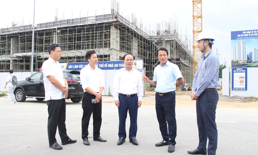 Thứ trưởng Bộ Xây dựng Nguyễn Văn Sinh cùng lãnh đạo Sở Xây Dựng tỉnh Bắc Ninh kiểm tra tiến độ dự án nhà ở xã hội tại Khu công nghiệp VSIP Bắc Ninh