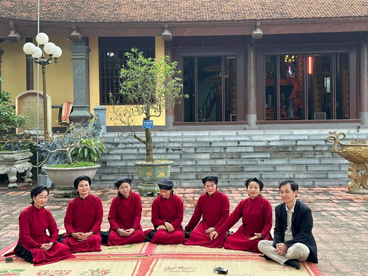 Nhạc sĩ Nguyễn Quang Long cùng các nghệ nhân thực hiện dự án Hát xoan tại phường xoan Thét (Phú Thọ). Ảnh: NVCC