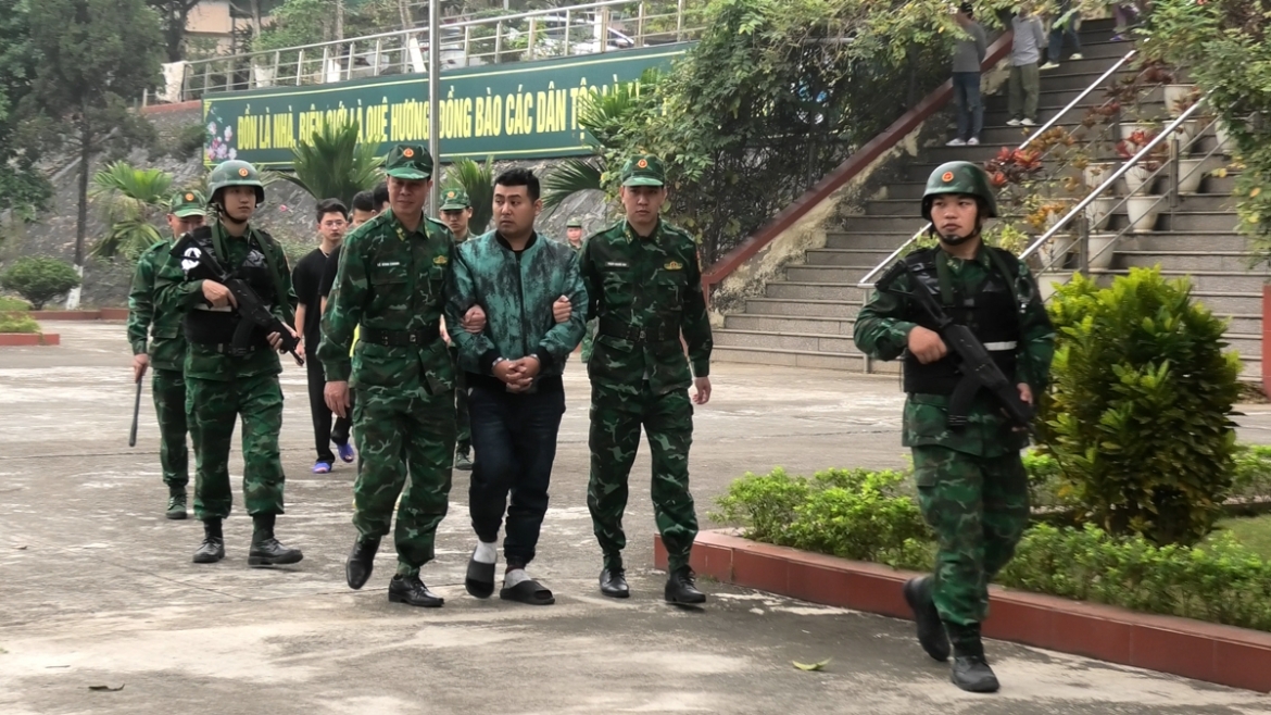 Áp giải Bùi Đức Tùng và các đối lượng trong đường dây đưa người xuất nhập cảnh trái phép thuộc chuyên án LC1225