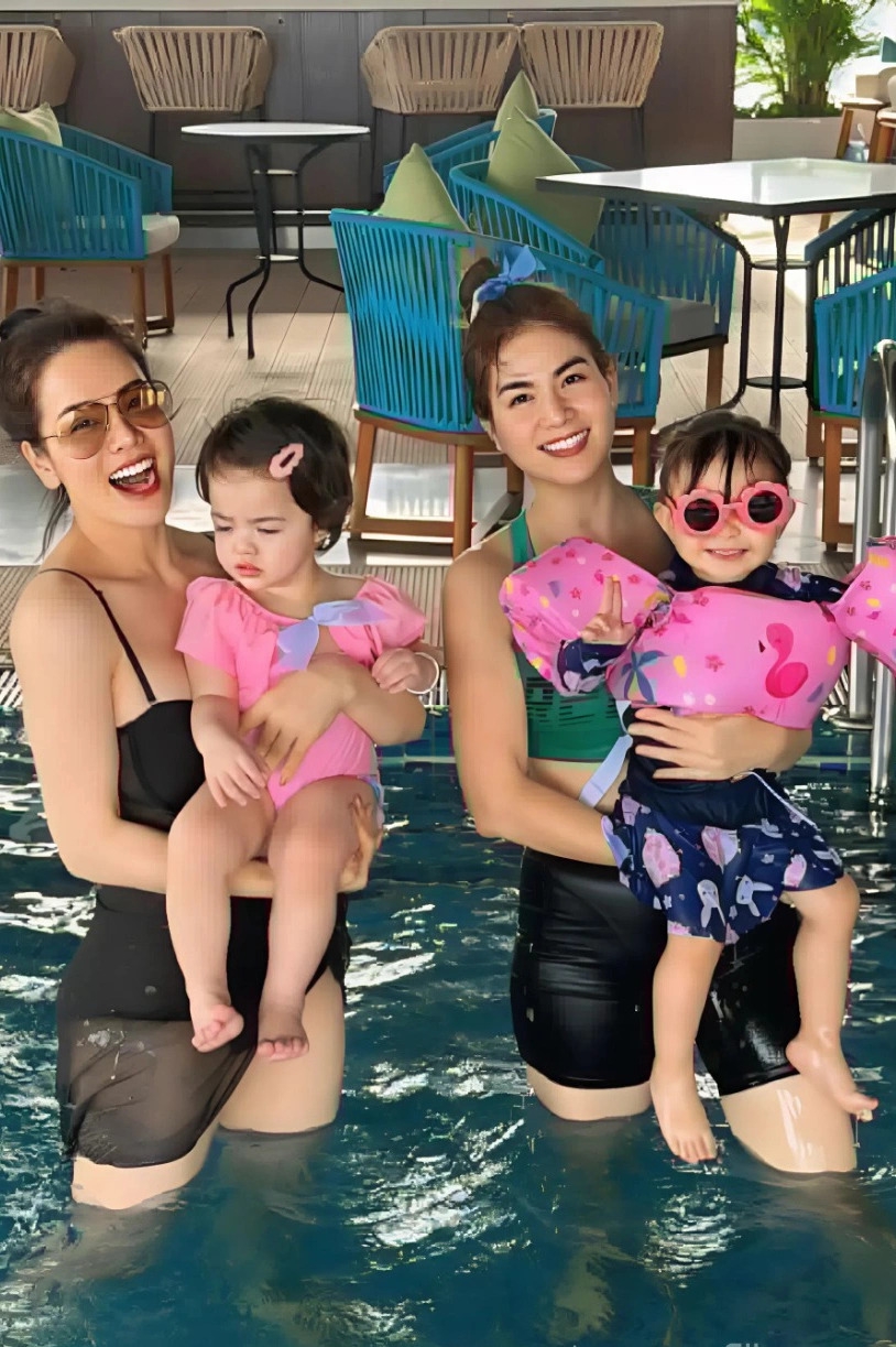 Kha Ly cho biết cô và Nhật Kim Anh cùng tham gia một chương trình ca nhạc mừng lễ Phật Đản tại Gia Lai, nên rủ nhau đưa hai con gái đi du lịch hè.
