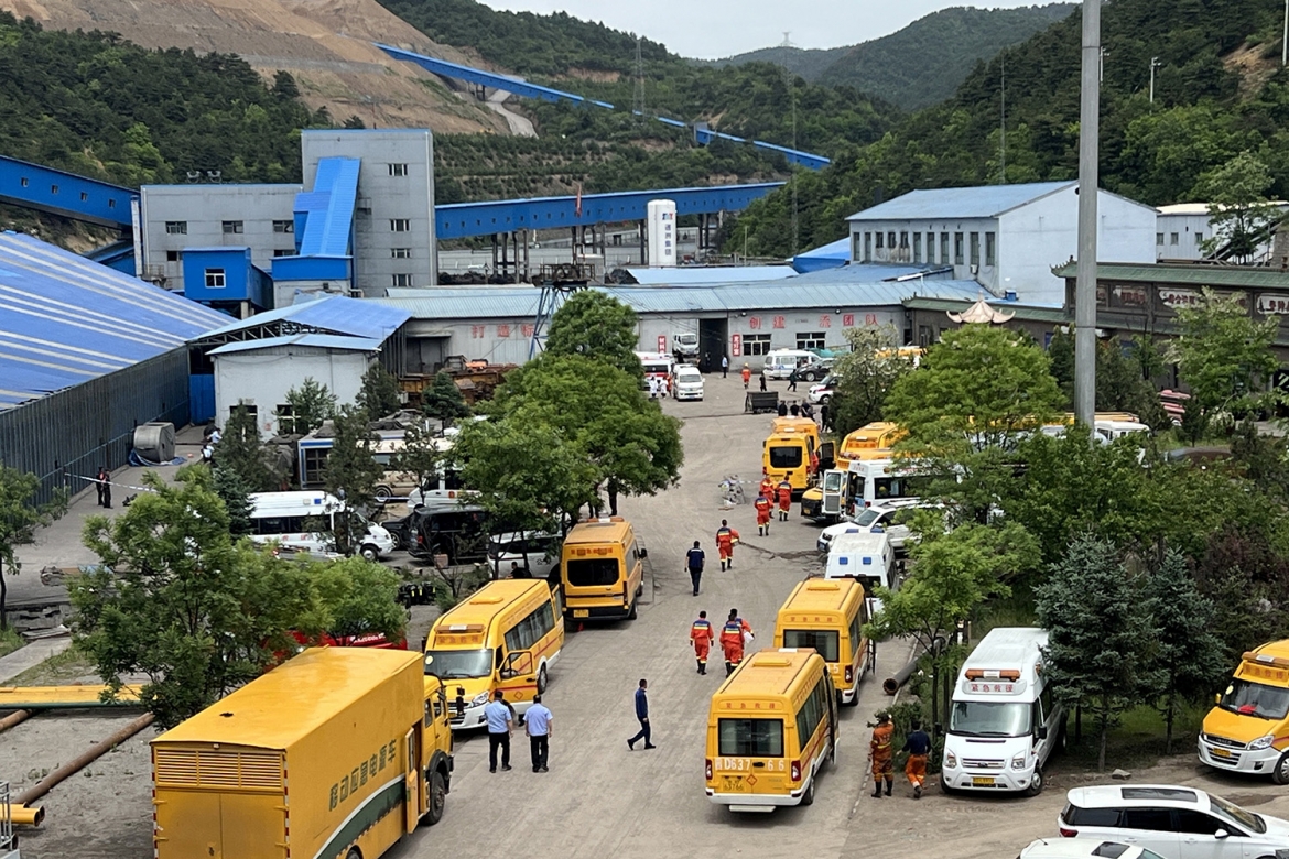 Lực lượng cứu hộ làm việc tại hiện trường vụ nổ khí gas ở mỏ than Liushenyu, tỉnh Sơn Tây, Trung Quốc ngày 23/5/2026. Ảnh: Reuters/CNSPHOTO