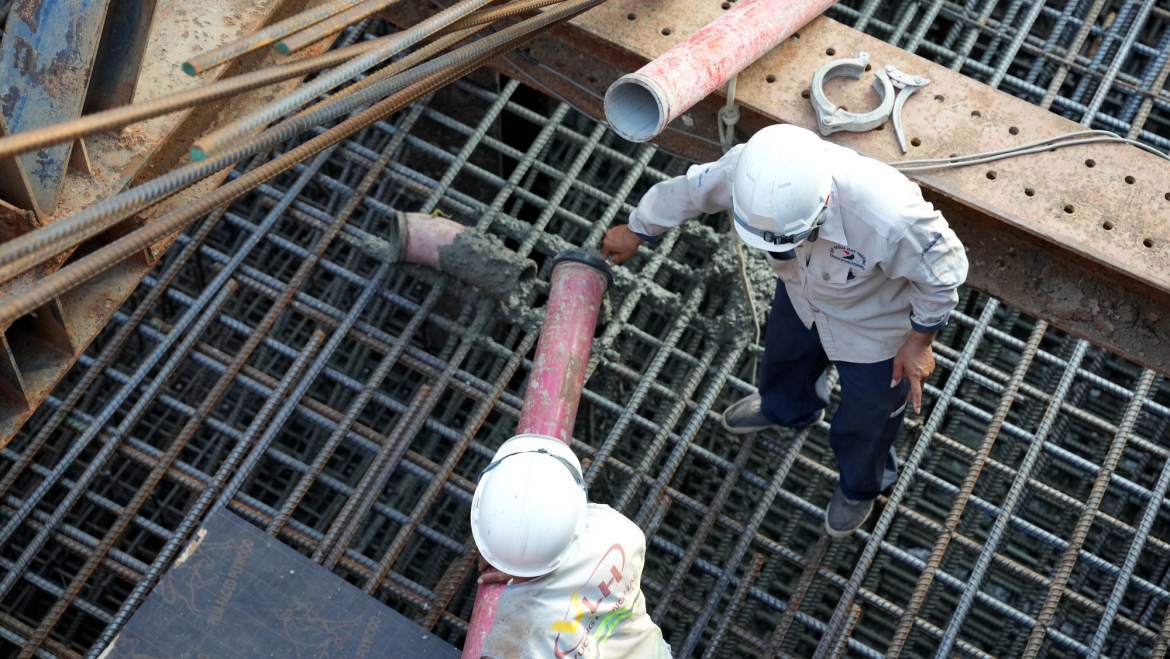Công nhân đổ mẻ bê tông đầu tiên cho bệ trụ TC2 (ảnh: N.T)