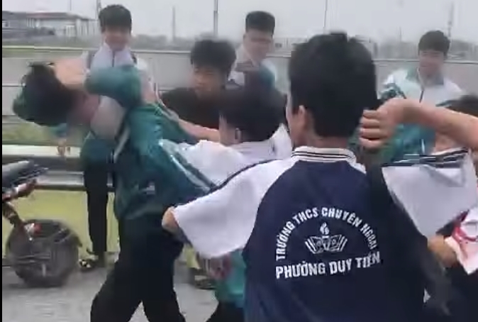 Nam sinh lớp 9 bị nhóm học sinh đánh hội đồng. Ảnh cắt từ clip
