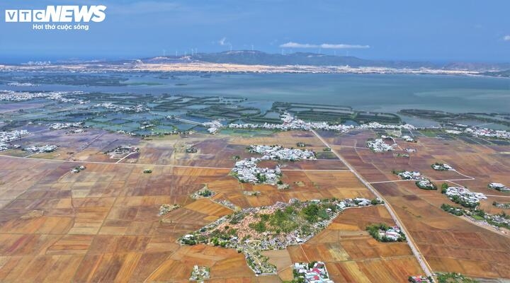 Ông Phan Văn Long (72 tuổi), bậc cao niên sống ngay dưới chân núi kể lại rằng, thuở xa xưa có một ông khổng lồ xuất hiện giúp dân dời non lấp bể, chống chọi thiên tai. Khi dừng chân bên đầm Thị Nại, vì đói bụng, ông đã đắp bờ, dùng sòng tát cạn đầm để bắt cá ăn và chia cho dân làng. Đống xương cá sau bữa ăn ấy được chất cao bên bờ đầm, qua thời gian đã hóa đá và biến thành ngọn núi kỳ lạ ngày nay.