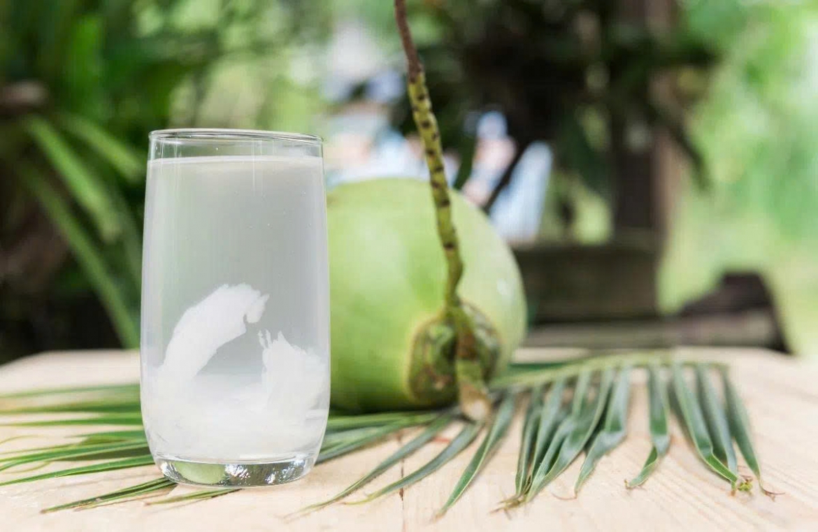 Bổ sung đủ nước và các loại đồ uống giàu điện giải là cách đơn giản nhưng hiệu quả giúp cơ thể duy trì thân nhiệt ổn định