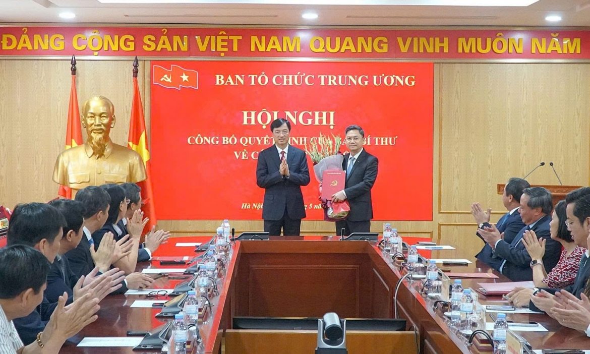 Trưởng Ban Tổ chức Trung ương Nguyễn Duy Ngọc trao quyết định của Ban Bí thư cho ông Hà Minh Hải. (Ảnh: dangcongsan.vn)