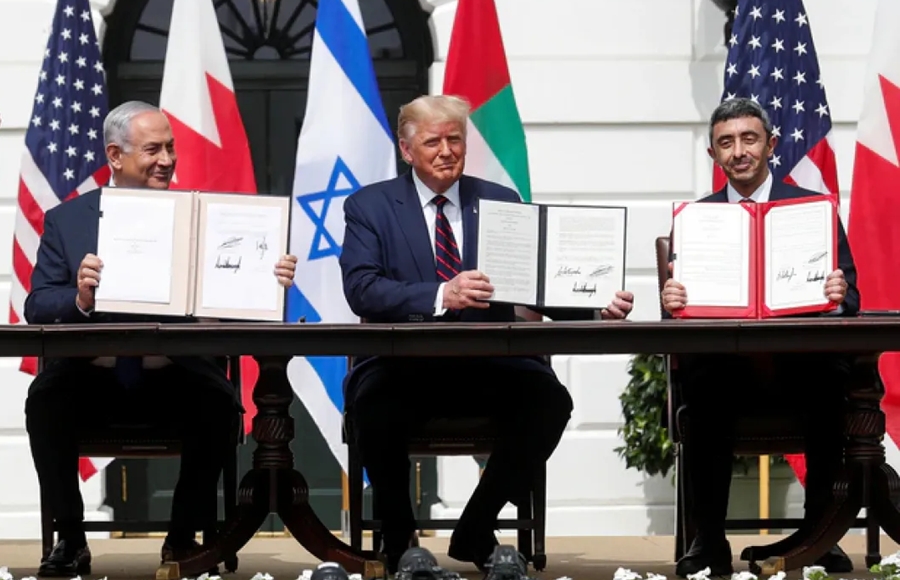 Thủ tướng Israel Benjamin Netanyahu, Tổng thống Mỹ Donald Trump và Bộ trưởng Ngoại giao UAE Abdullah bin Zayed tham gia lễ ký kết Hiệp định Abraham. Ảnh: Reuters