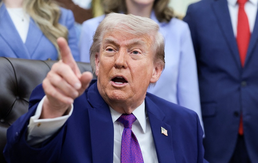 Tổng thống Mỹ Donal Trump cảnh báo Mỹ có thể nối lại tấn công Iran trong vài ngày tới. Ảnh: Reuters