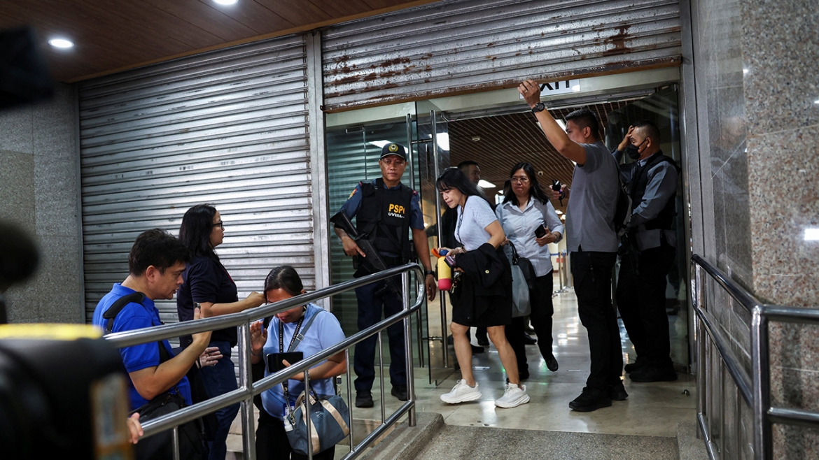 Nhiều người phải sơ tán khỏi tòa nhà sau khi tiếng súng vang lên- Ảnh Reuters
