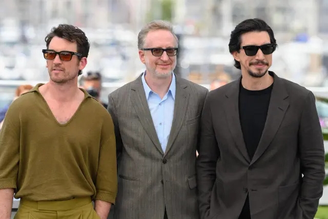 (Từ trái sang phải) Adam Driver, James Gray và Miles Teller tại Liên hoan phim Cannes lần thứ 79.