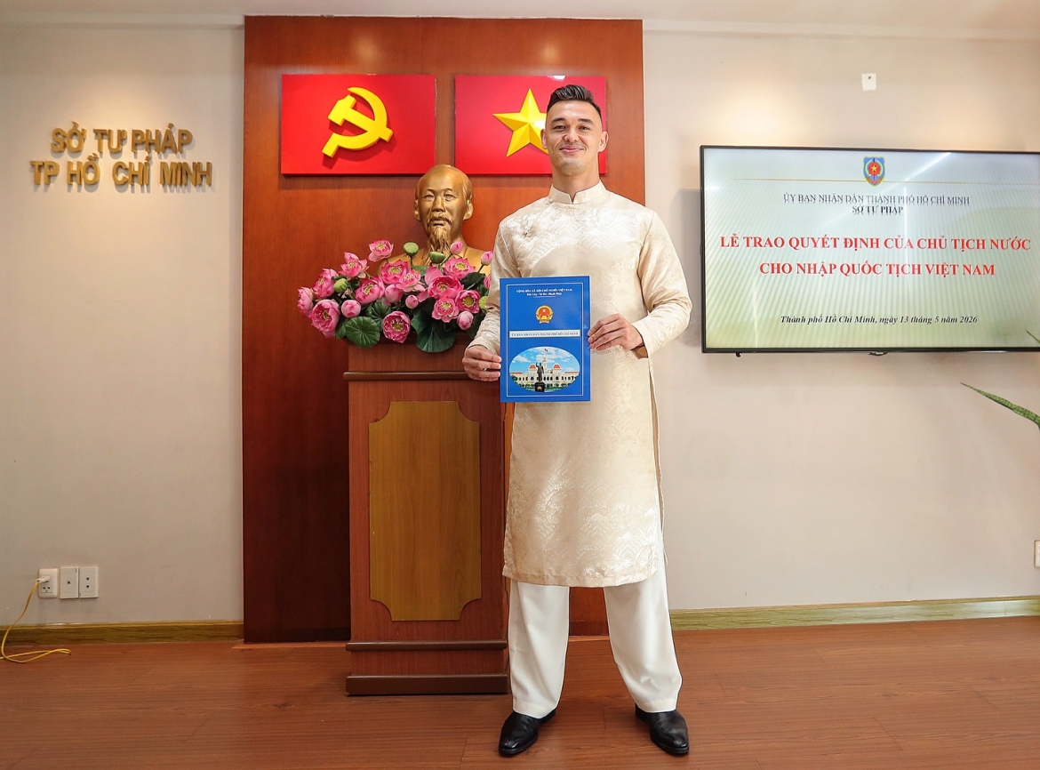 Thủ môn Patrik Lê Giang xúc động chia sẻ: “Tôi rất tự hào và vinh dự khi chính thức trở thành công dân Việt Nam. Một khoảnh khắc mà tôi sẽ nhớ suốt cuộc đời”. Bài đăng nhận nhiều lời chúc mừng từ người hâm mộ bóng đá Việt.
