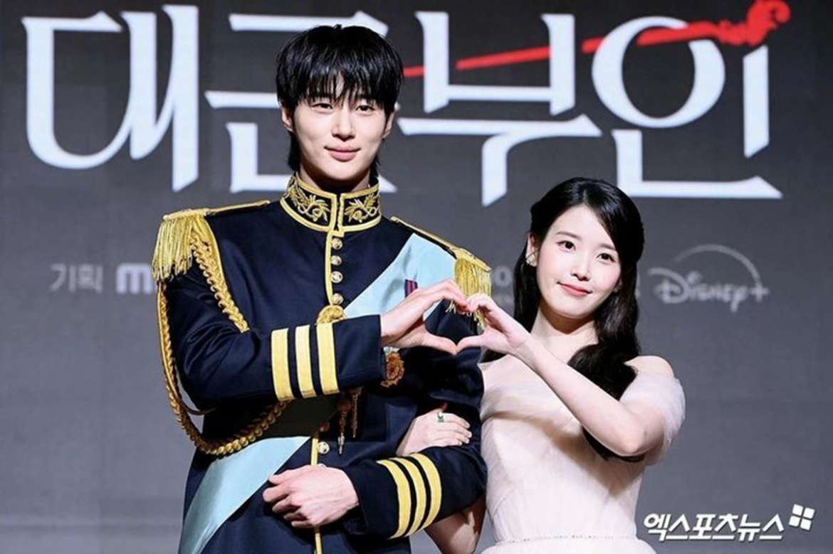 Byeon Woo Seok (trái) và IU. (Ảnh: Xportsnews)