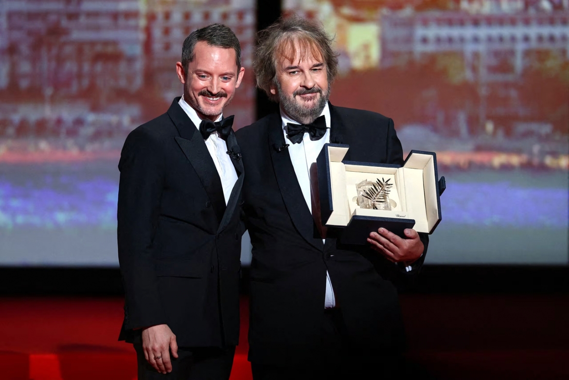 Đạo diễn Peter Jackson (bên phải), người nhận giải Cành cọ vàng danh dự tại lễ khai mạc Liên hoan phim Cannes - Ảnh: Reuters/Yonhap