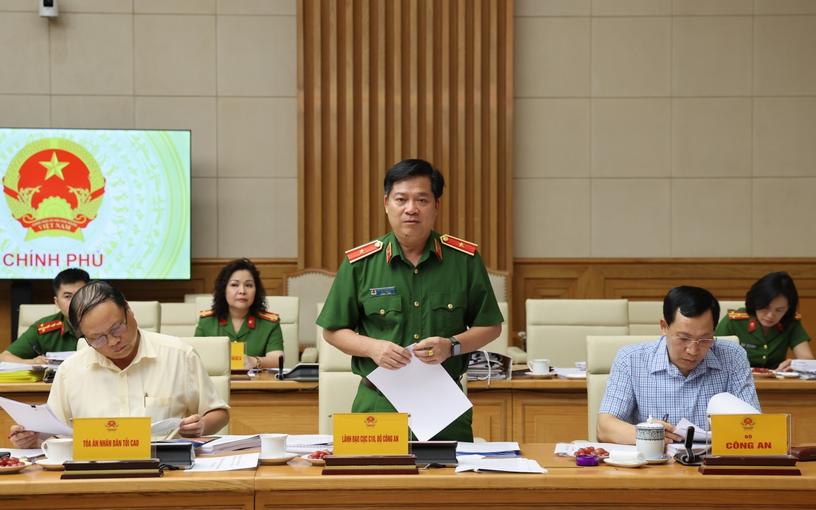 Thiếu tướng Nguyễn Thanh Trường - Cục trưởng Cục Cảnh sát quản lý trại giam, cơ sở giáo dục bắt buộc, trường giáo dưỡng (C10) báo cáo tại cuộc họp - Ảnh: VGP/Phương Nguyên