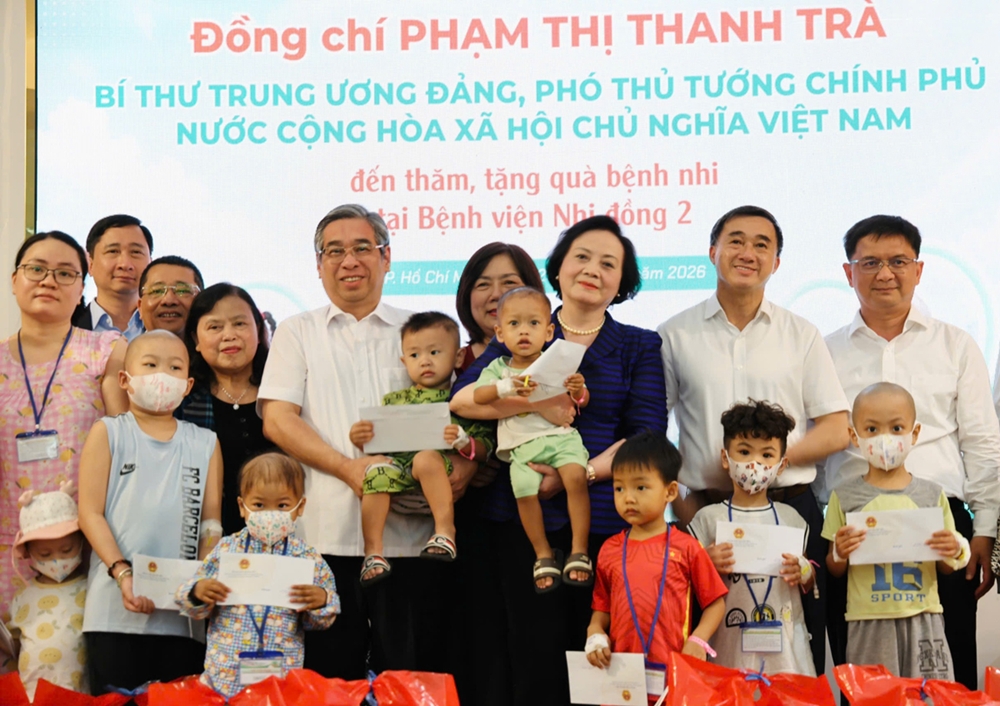 Phó Thủ tướng Phạm Thị Thanh Trà thăm, tặng quà các bệnh nhi đang điều trị tại Bệnh viện Nhi đồng 2 (TP.HCM) - Ảnh: VGP/Thu Giang