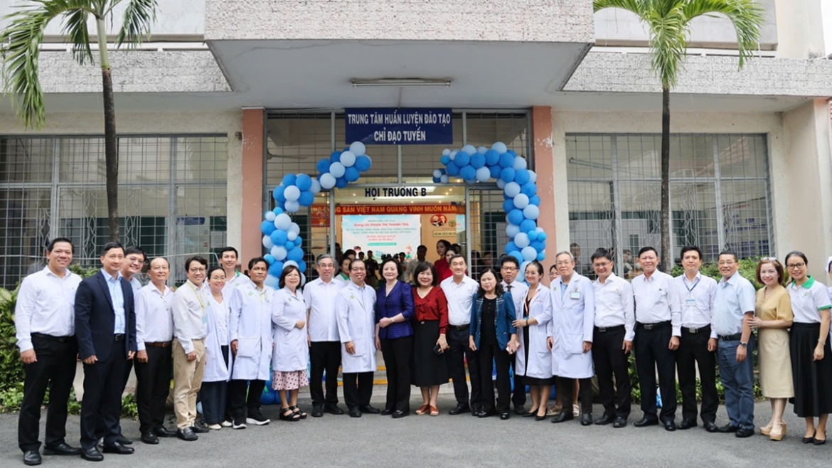 Phó Thủ tướng Phạm Thị Thanh Trà và lãnh đạo, các y bác sĩ Bệnh viện Nhi đồng 2 - Ảnh: VGP/Thu Giang