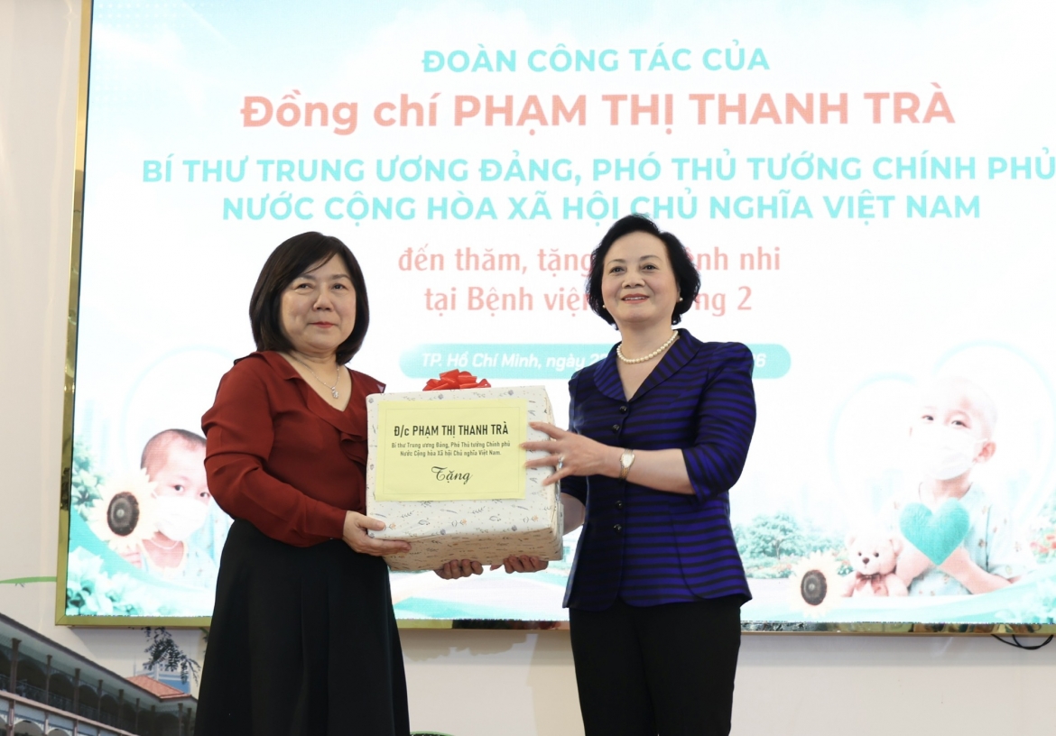 Phó Thủ tướng Phạm Thị Thanh Trà tặng quà Bệnh viện Nhi đồng 2 - Ảnh: VGP/Thu Giang
