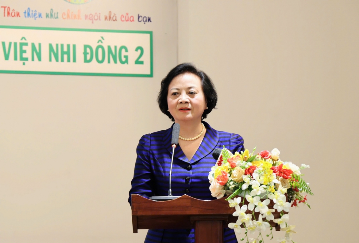 Phó Thủ tướng Phạm Thị Thanh Trà bày tỏ xúc động khi đến thăm Bệnh viện Nhi đồng 2 đúng dịp cả nước đang hướng tới Tháng hành động vì trẻ em và Ngày Quốc tế Thiếu nhi 1/6 - Ảnh: VGP/Thu Giang