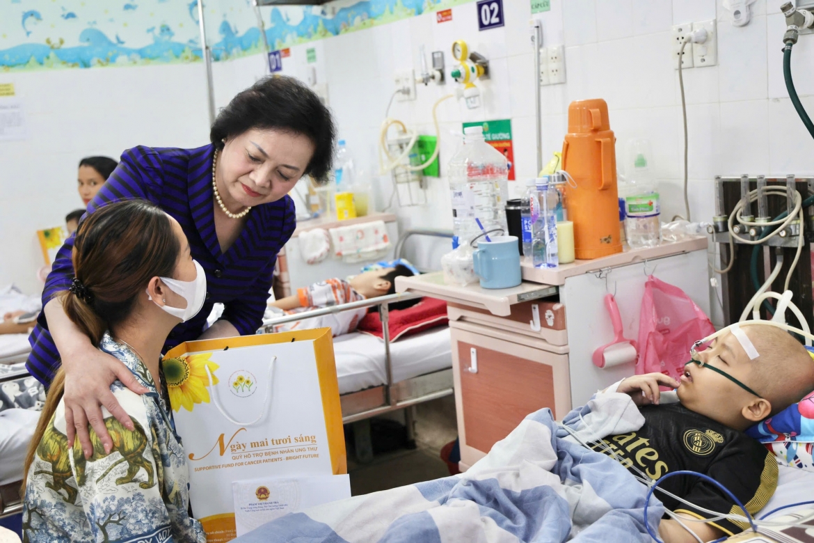 Phó Thủ tướng trò chuyện, động viên các phụ huynh có con đang điều trị tại Bệnh viện Nhi đồng 2 - Ảnh: VGP/Thu Giang