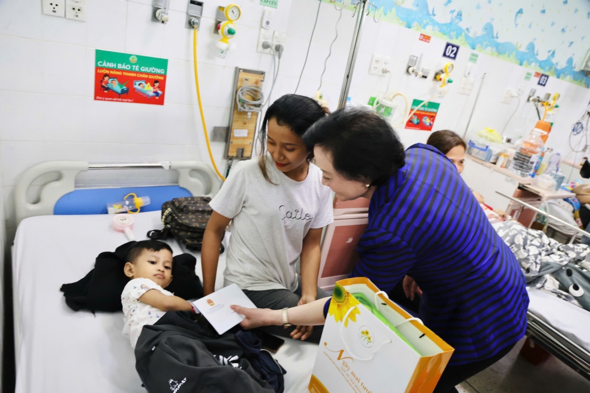 Phó Thủ tướng động viên các em nỗ lực điều trị, nghe lời bác sĩ, cha mẹ để sớm vượt qua bệnh tật, trở về với gia đình, trường lớp và bạn bè đồng trang lứa - Ảnh: VGP/Thu Giang