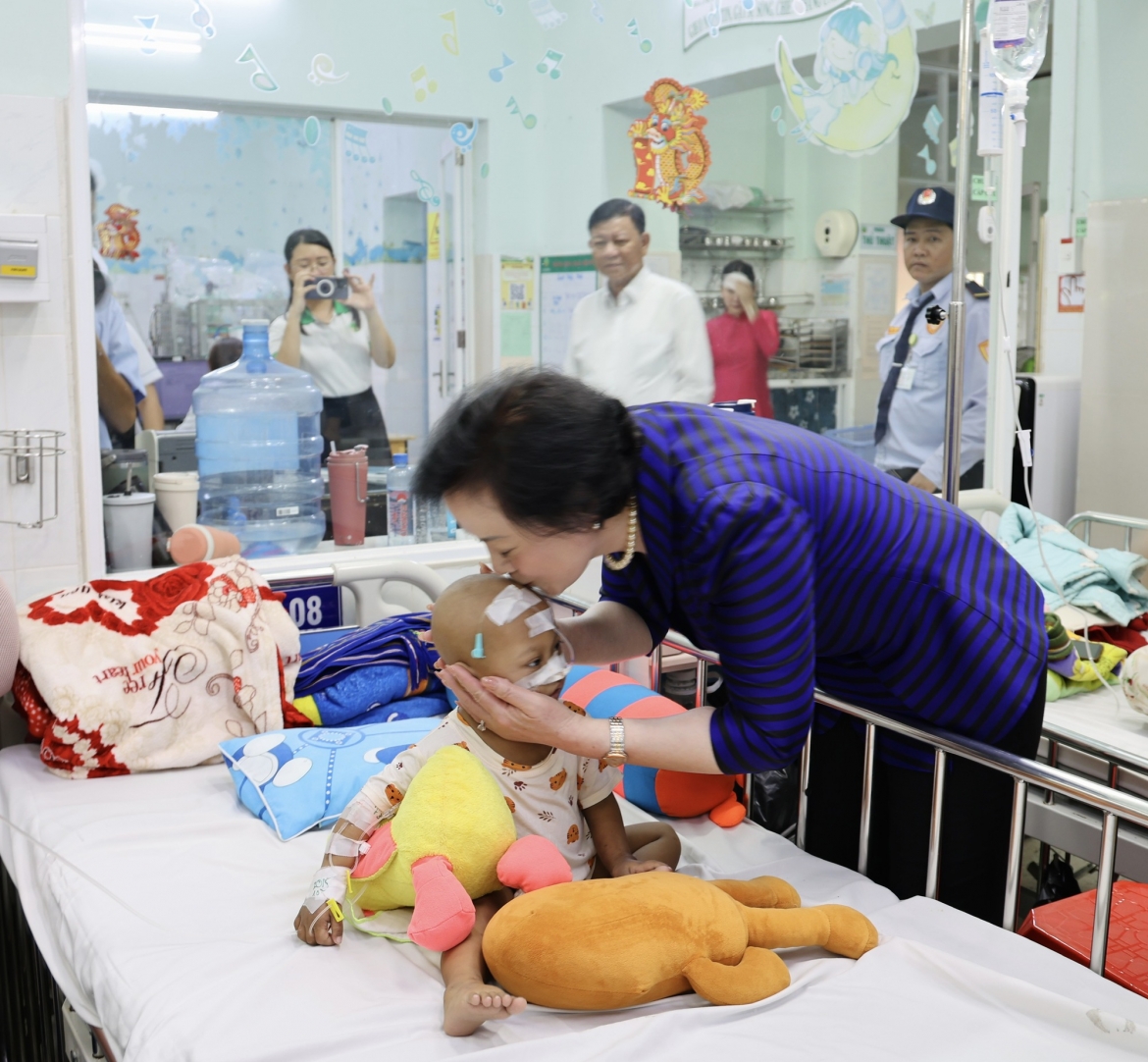 Phó Thủ tướng: "Tôi thực sự trào dâng cảm xúc khi nhìn thấy các con đang kiên cường, mạnh mẽ chống chọi với bệnh tật trong quá trình điều trị ung thư" - Ảnh: VGP/Thu Giang