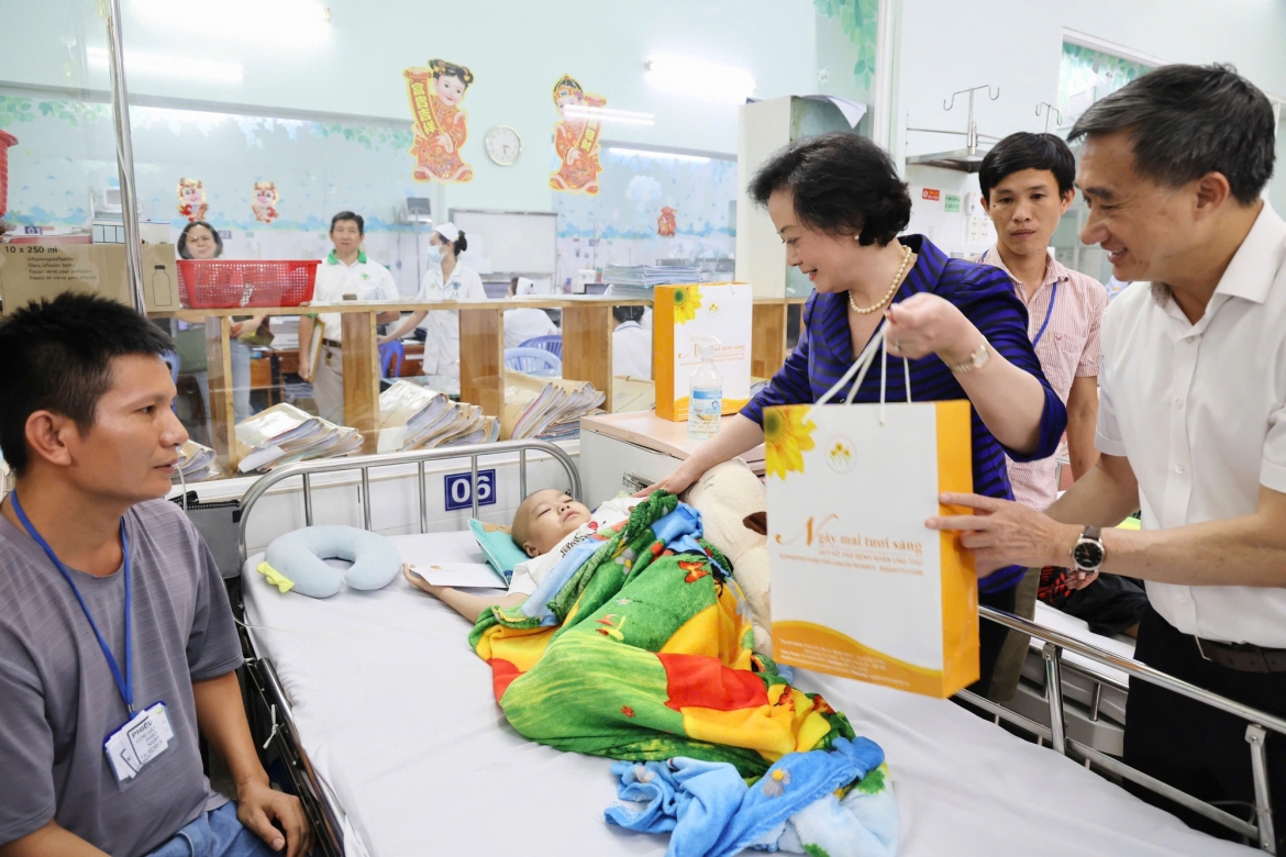 Phó Thủ tướng Chính phủ Phạm Thị Thanh Trà tặng quà các bệnh nhi đang điều trị tại Bệnh viện Nhi đồng 2 (TP.HCM) - Ảnh: VGP/Thu Giang