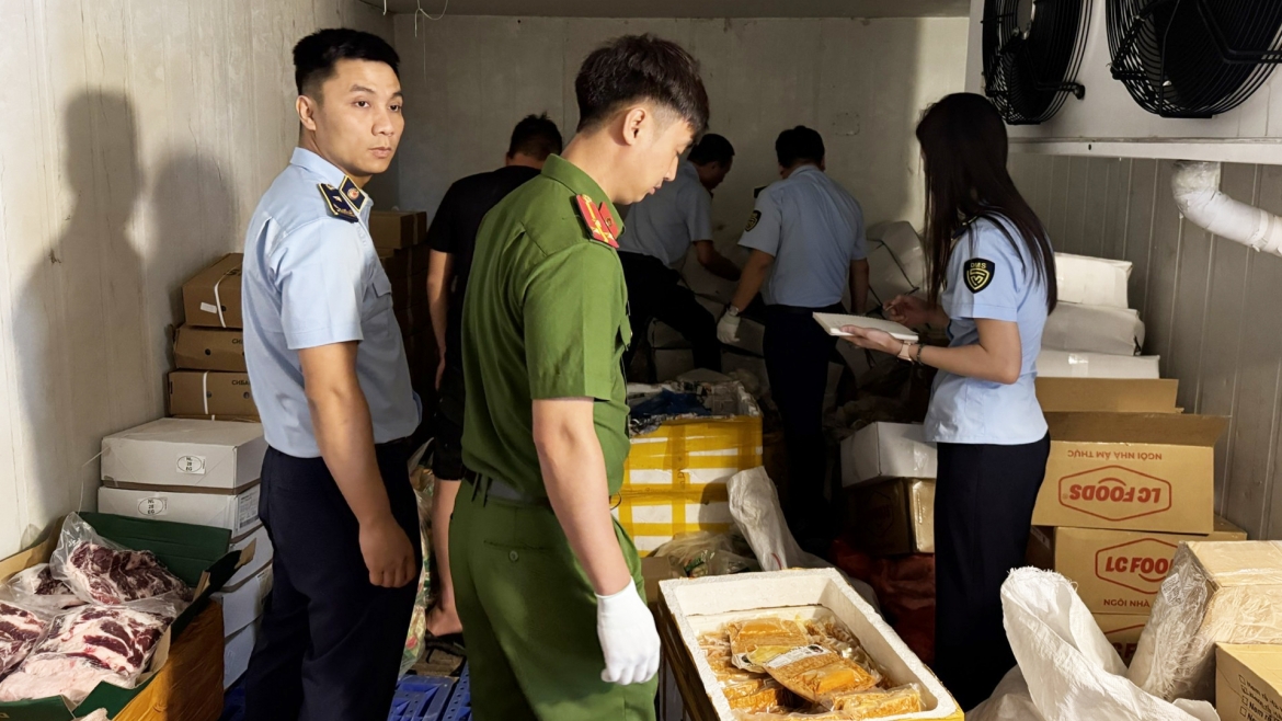 Lực lượng chức năng kiểm tra cơ sở.