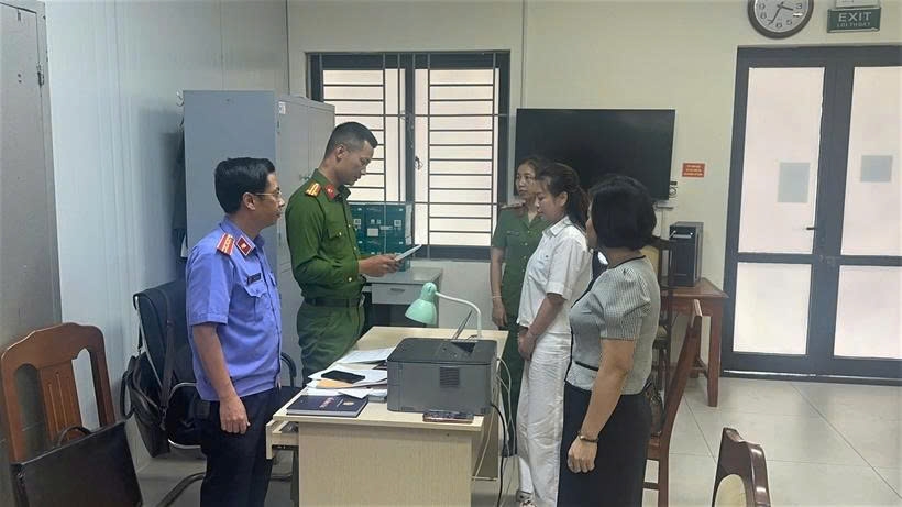 Kiểm sát viên VKSND tỉnh Thanh Hóa kiểm sát việc tống đạt Quyết định khởi tố và Lệnh tạm giam đối với bị can Trịnh Thị Vân Anh và Nguyễn Thị Thanh Ngần.