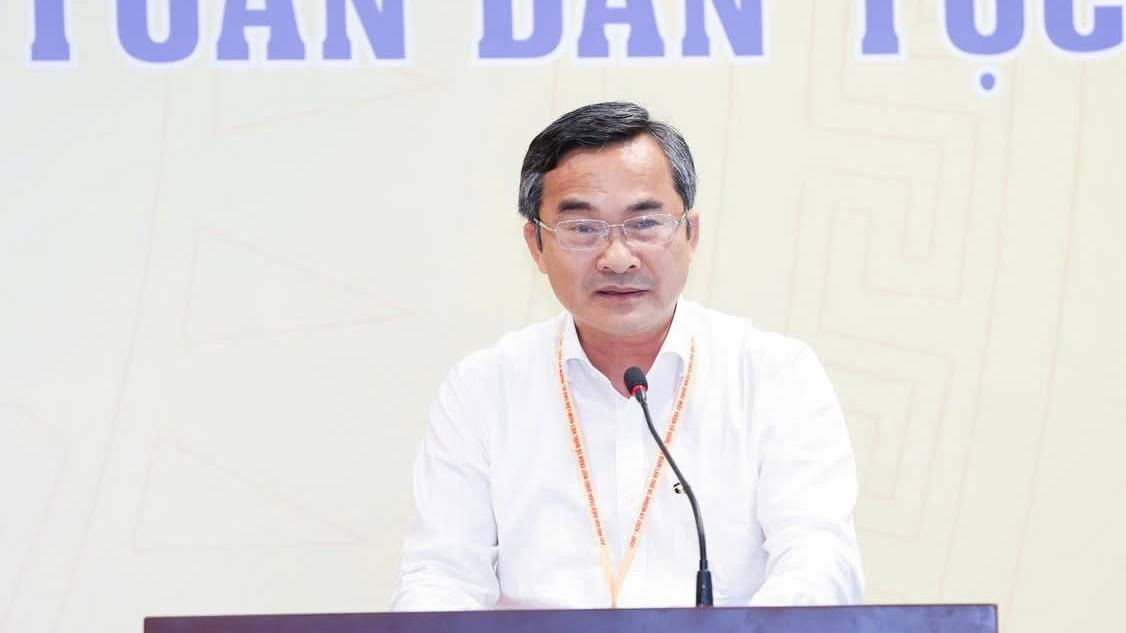 Ông Nguyễn Phi Hùng – Phó Chủ tịch Thường trực Ủy ban MTTQ thành phố Đà Nẵng trình bày tham luận. Ảnh: Quang Vinh