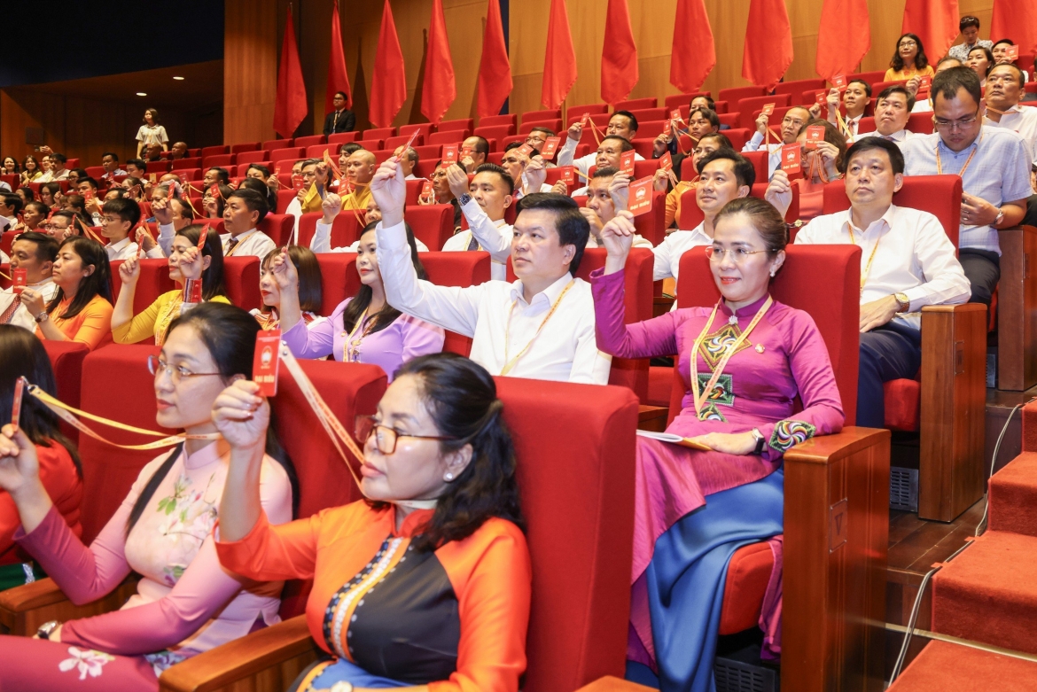 Đại biểu tiến hành biểu quyết tại Đại hội 