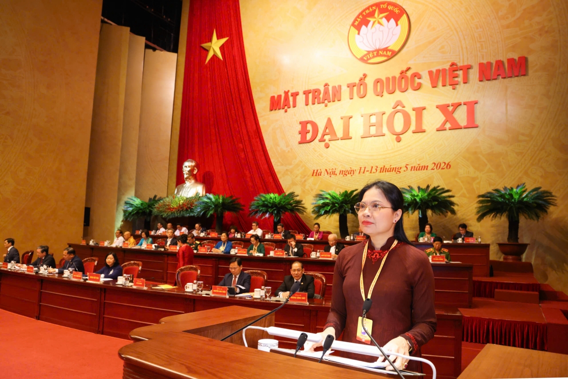 Ủy viên Trung ương Đảng, Phó Chủ tịch - Tổng Thư ký Ủy ban Trung ương MTTQ Việt Nam Hà Thị Nga trình bày Tờ trình Báo cáo kiểm điểm hoạt động của Ủy ban Trung ương, Đoàn Chủ tịch và Ban Thường trực Ủy ban Trung ương MTTQ Việt Nam giai đoạn 2024 - 2026 