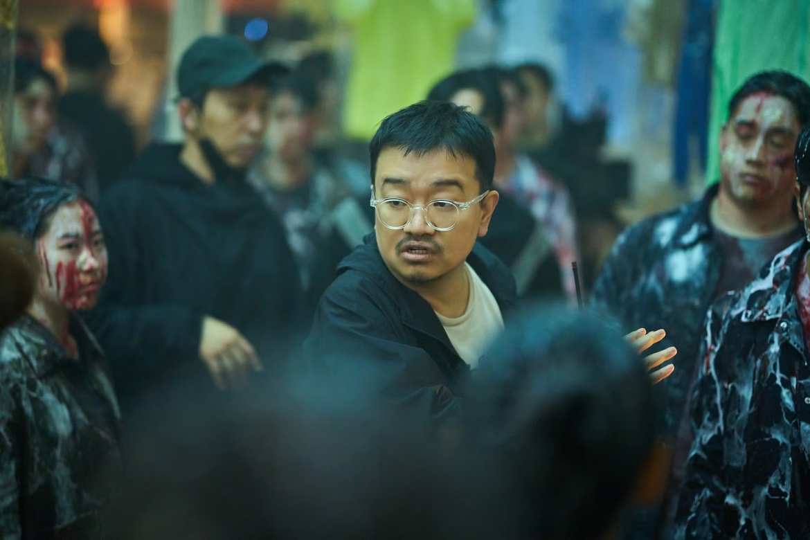 Đạo diễn Yeon Sang-ho được xem là một trong những gương mặt định hình làn sóng phim zombie hiện đại của điện ảnh Hàn Quốc. 
