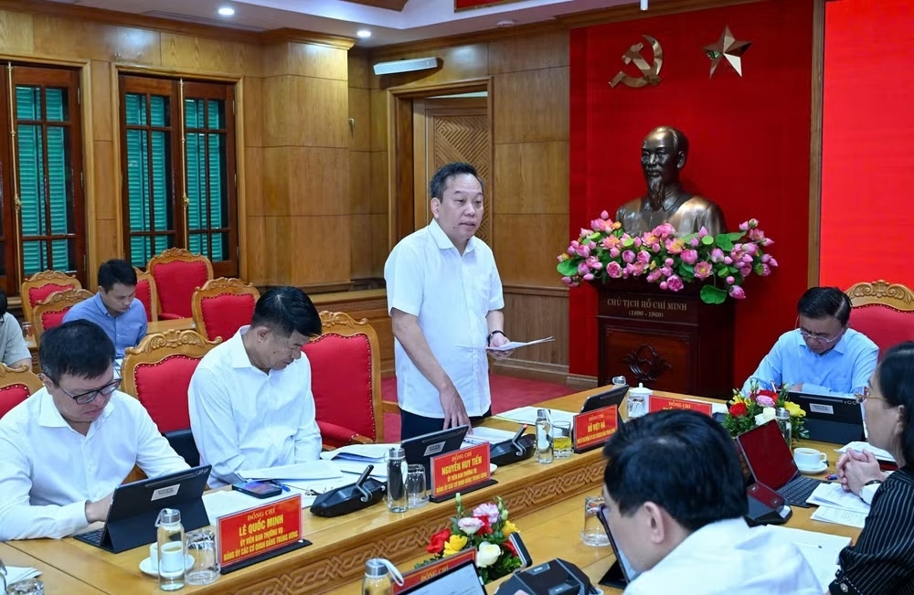 Phó Bí thư Đảng ủy Đỗ Việt Hà trình bày các dự thảo chương trình hành động.
