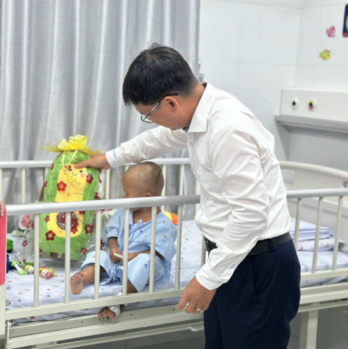 Phó Chủ tịch UBND TP.HCM Nguyễn Mạnh Cường thăm bé (Ảnh: BVCC)
