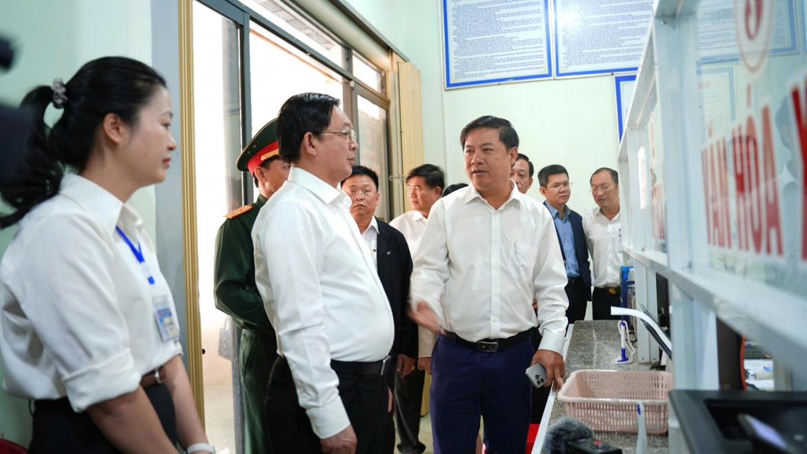 Phó Thủ tướng Chính phủ Hồ Quốc Dũng kiểm tra hoạt động tại Trung tâm phục vụ hành chính công xã Ea Bung, ghi nhận những chuyển biến bước đầu sau một năm vận hành mô hình chính quyền địa phương hai cấp.