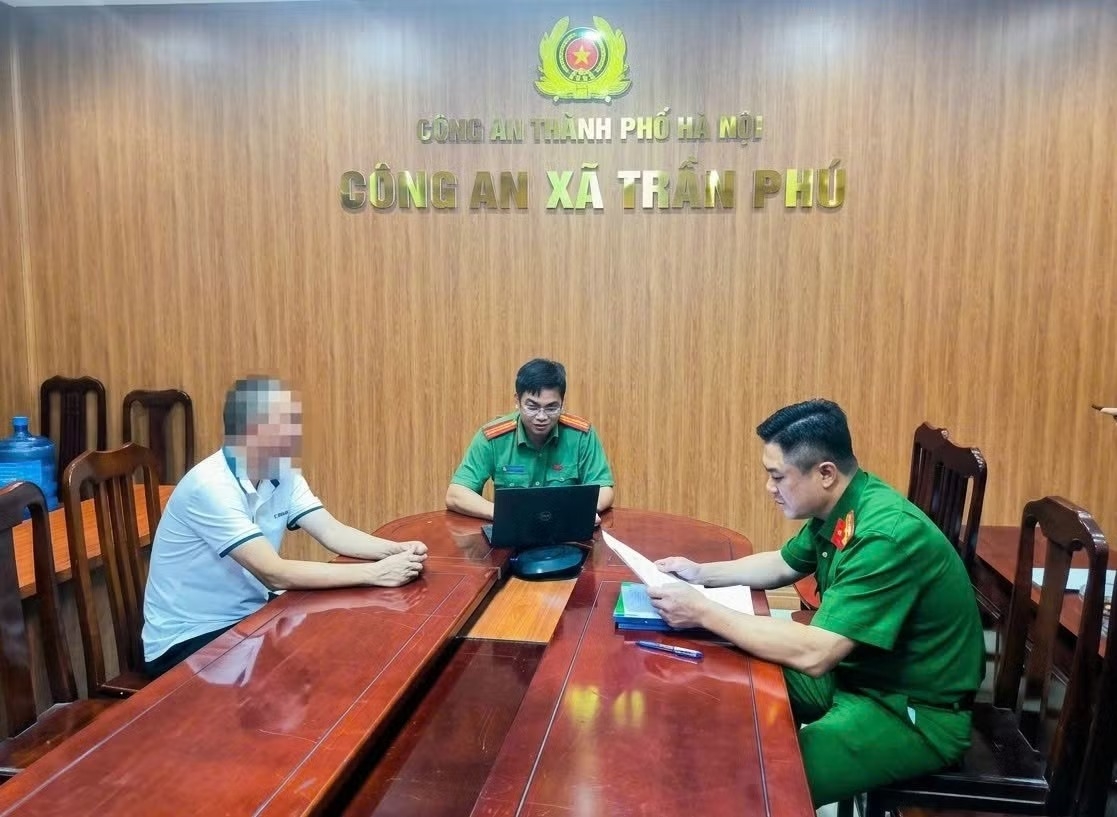 Anh N.H.Đ (ảnh trái) làm việc với cơ quan công an.