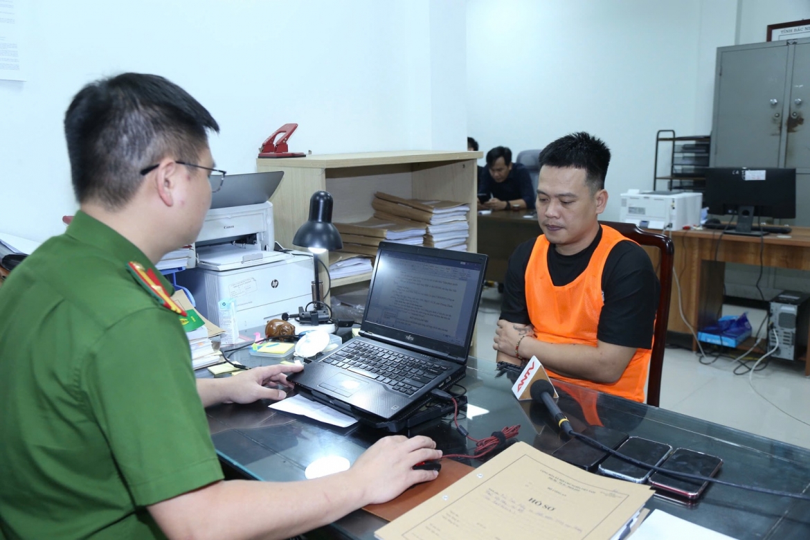 Cơ quan Cảnh sát điều tra Công an tỉnh Bắc Ninh làm việc với đối tượng trong vụ án. Ảnh: BCA